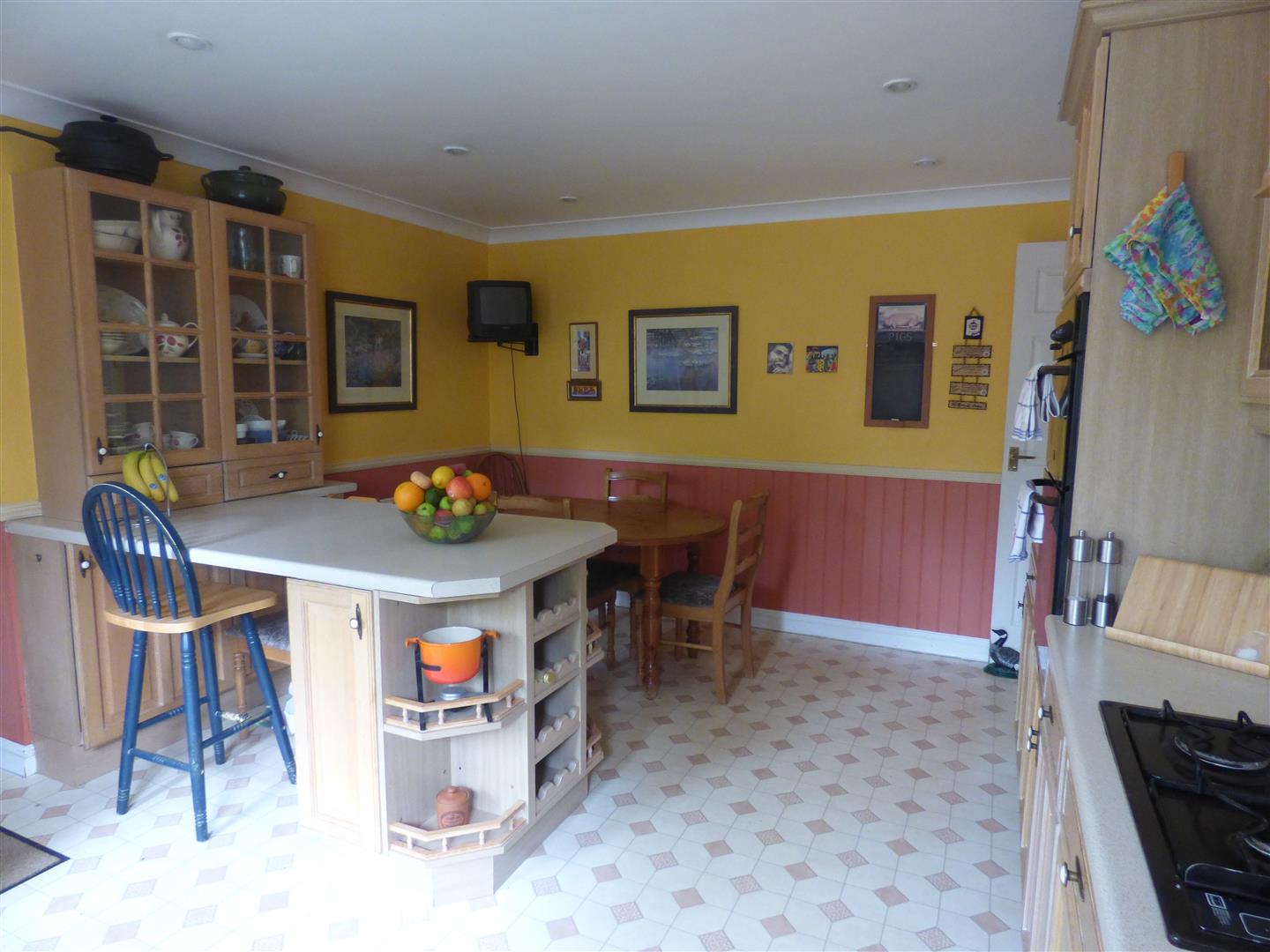 KITCHEN/BREAKFAST ROOM